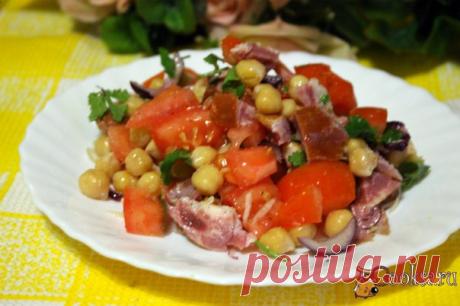 Салат с нутом, копченым мясом и помидорами Вкусный, сытный, ароматный, немного острый салат с нутом, копченым мясом и помидорами отличный вариант как для семейного ужина или обеда в будний день, так и для домашнего праздничного стола. Если у вас есть готовый нут, то приготовление займет совсем немного времени. Нут можно сварить заранее и заморозить, затем использовать по мере надобности.