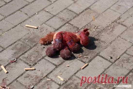 Залитая кровью детская игрушка на вокзале в Краматорске.