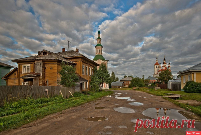 Фото: Можно в луже увидеть небо, куполов отражение златых... А можно не видеть все это и увидеть всего лишь грязь.... Фотограф путешественник Игорь Годунов. Панорама - Фото и фотограф на Расфокусе.