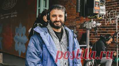 «Не нужно ждать вдохновения»: Сарик Андреасян — о русском культурном коде и сериале «Мендельсон». В начале октября вышел новый комедийный сериал продюсера Сарика Андреасяна «Мендельсон», в котором бывшему офицеру ВДВ достаётся свадебный салон. В интервью RT кинематографист поделился деталями создания нового проекта, творческими планами, а также рассказал о грядущих работах, в том числе — масштабной экранизации «Евгения Онегина». Продюсер также раскрыл секреты свой работоспособности и объяснил,…