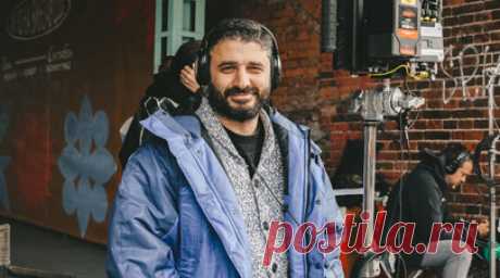 «Не нужно ждать вдохновения»: Сарик Андреасян — о русском культурном коде и сериале «Мендельсон». В начале октября вышел новый комедийный сериал продюсера Сарика Андреасяна «Мендельсон», в котором бывшему офицеру ВДВ достаётся свадебный салон. В интервью RT кинематографист поделился деталями создания нового проекта, творческими планами, а также рассказал о грядущих работах, в том числе — масштабной экранизации «Евгения Онегина». Продюсер также раскрыл секреты свой работоспособности и объяснил,…