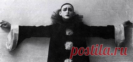 Отличная история!
Однажды ко мне в купе (вагоны были уже забиты до отказа) положили раненого полковника. Старший военный врач, командовавший погрузкой, сказал мне:
— Возьмите его. Я не хочу, чтобы он умер у меня на пункте. А вам все равно. Дальше Пскова он не дотянет. Сбросьте его по дороге.
— А что у него?
— Пуля около сердца. Не смогли вынуть— инструментов нет. Ясно? Он так или иначе умрет. Возьмите. А там — сбросите...
Не понравилось мне все это: как так — сбросить? Почему умрет? Как же так?