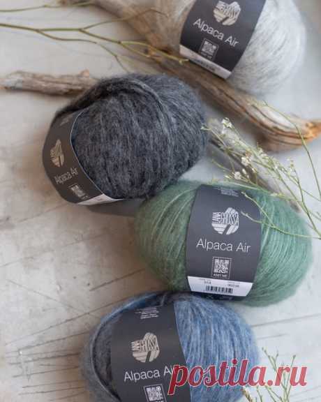 Запись на стене Лёгкая и воздушная ALPACA AIR настраивает на уютную и тёплую осень.Кардиганы и объёмные шарфы свяжутся быстро и будут согревать вас не один сезон. Трубчатая структура нити с оболочкой из полиамида наполнена пухом альпака и мериноса - это позволяет вязаному полотну сохранять тепло и отличный внешний вид.С нетерпением ждём новые журналы Filati 66, About Berlin No.12 и Filati Home 76, чтобы связать модели из этой пряжи.Примерный расход...