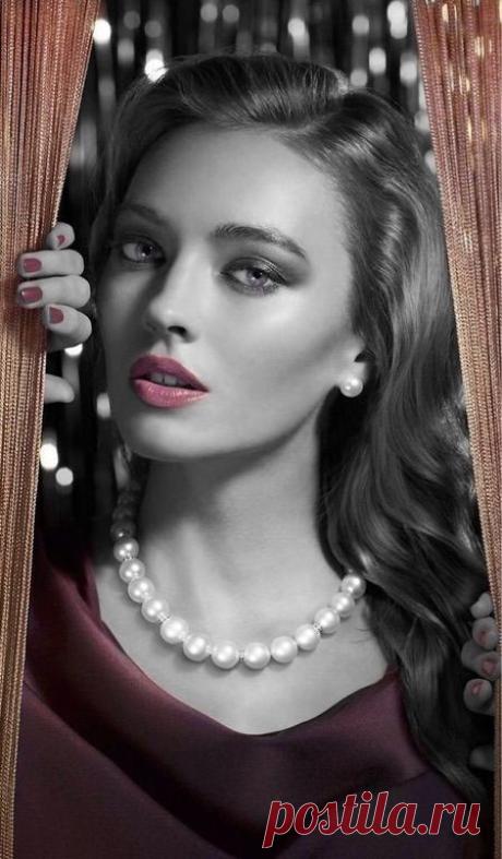 ...........ЛЮБОВЬ........всегда безумною бывает.....она....иною не умеет быть.........она.....сама себя не понимает....... сама себя...не в силах объяснить...... Так в чём её извечная загадка ???........ А в том.......что ей....безумной суждено....... не признавать....разумного порядка...... На ключ заприте....... Выпрыгнет .....в окно.................