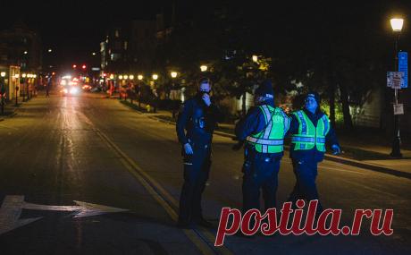 Полиция назвала число погибших из-за наезда на людей в Висконсине. При наезде внедорожника на рождественскую процессию в городе Уокешо в американском штате Висконсин погибли по меньшей мере пять человек.