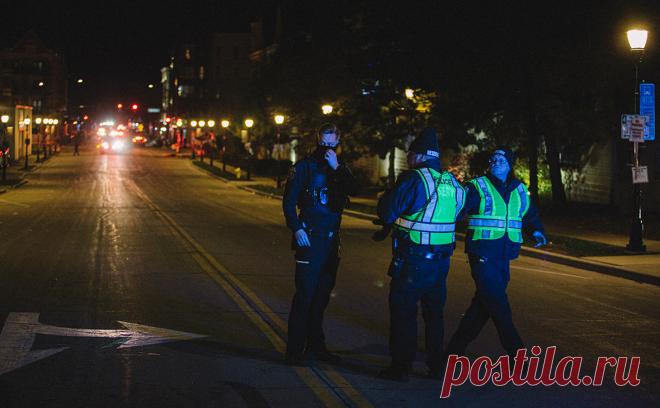 Полиция назвала число погибших из-за наезда на людей в Висконсине. При наезде внедорожника на рождественскую процессию в городе Уокешо в американском штате Висконсин погибли по меньшей мере пять человек.