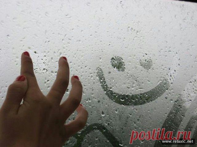 Она стояла долго на балконе
Под шум дождя, мурлыкая напев.
Стекали капли с маленьких ладоней,
Целуя их, немного захмелев.
Под шум дождя из памяти вернулись
Воспоминаний милые черты.
Ее глаза устало улыбнулись,
Дождь не смывает памяти следы…
Танцуют блюз дождинки в листьях клена
И суета осталась позади.
Под шум дождя у краешка балкона
Стихает боль в девической груди.
Ната Лесная