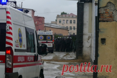 Скорая помощь ВСУ. Военкомы Одессы переоделись во врачей для отлова мужчин. Одесситке удалось отбить мужчину у военкомов, которые замаскировались под врачей-реаниматологов. Медицинский транспорт, заполненный людьми в военной форме, местные жители проводили матерной бранью