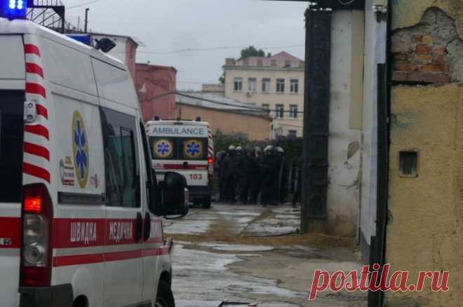 Скорая помощь ВСУ. Военкомы Одессы переоделись во врачей для отлова мужчин. Одесситке удалось отбить мужчину у военкомов, которые замаскировались под врачей-реаниматологов. Медицинский транспорт, заполненный людьми в военной форме, местные жители проводили матерной бранью