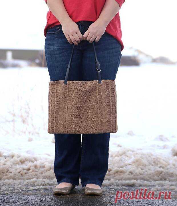 Сумка из свитера своими руками: простой мастер-класс - Сам себе мастер - медиаплатформа МирТесен Секрет этой сумки в том, что она одновременно и выглядит «по-трикотажному», и отлично держит форму, не вытягивается. Как этого добиться — читайте в мастер-классе. Если у вас есть ненужный свитер с гладким или рельефным узором, или крупной вязки трикотажное полотно, из него можно сшить такую уютную,...