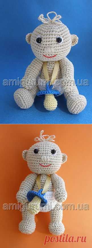 Младенец в подгузнике и с соской