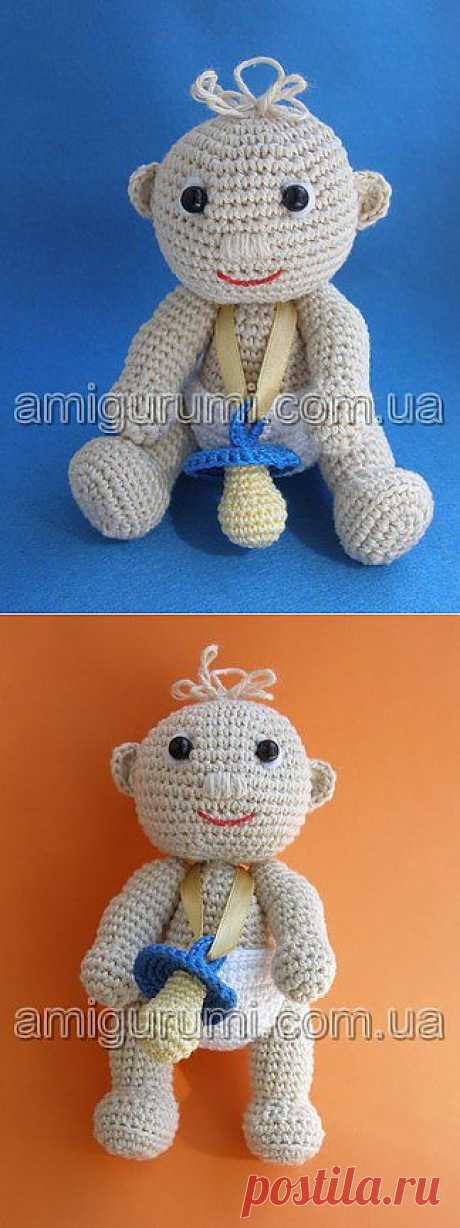 Младенец в подгузнике и с соской