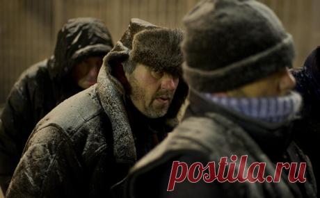 За чертой бедности впервые оказалось меньше 10% россиян. После пересмотра данных Росстатом доля малоимущих граждан в России обновила исторический минимум, впервые опустившись ниже 10%. Прежняя оценка составляла 10,5%. За год показатель вырос в четырех регионах, в антилидерах — Ингушетия