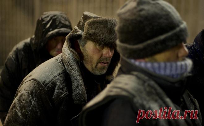 За чертой бедности впервые оказалось меньше 10% россиян. После пересмотра данных Росстатом доля малоимущих граждан в России обновила исторический минимум, впервые опустившись ниже 10%. Прежняя оценка составляла 10,5%. За год показатель вырос в четырех регионах, в антилидерах — Ингушетия