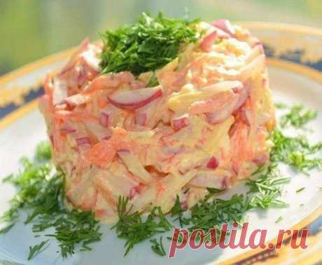 Салат &quot;Витаминный&quot; Очень вкусно и просто! 

Натереть на крупной терке в одинаковых количествах: 
- яблоко 
- морковь 
- сыр 
- редиска (я порезала соломкой) 

Заправить сметаной или натуральным йогуртом. Соль и перец по вкусу. Украсить зеленью.
