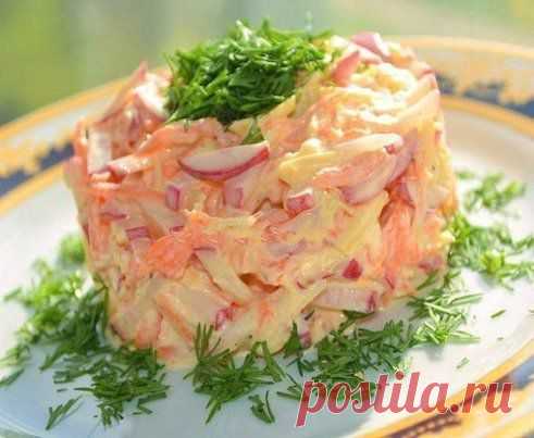 Салат "Витаминный" Очень вкусно и просто! 

Натереть на крупной терке в одинаковых количествах: 
- яблоко 
- морковь 
- сыр 
- редиска (я порезала соломкой) 

Заправить сметаной или натуральным йогуртом. Соль и перец по вкусу. Украсить зеленью.