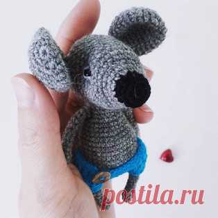 Крысята амигуруми. Схемы и описания для вязания игрушек крючком! Бесплатный мастер-класс от Алёны Волик по вязанию маленьких крысят крючком. В описании отсутствует схема для вязания одежки. Такая игрушка отлично под…
