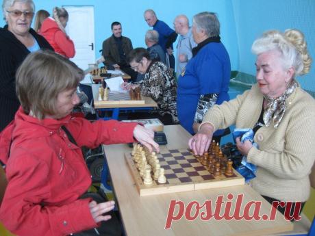 Игра в шахматы: в каком возрасте мозг работает лучше всего
Пик производительности мозга, по-видимому, приходится на 30-35 лет, считают французские ученые. Об этом говорит изменение с возрастом результатов игры в шахматы. По мнению исследователей, эта игра — хороший пример когнитивной задачи, которая требует в большей степени опыта и навыков, а не скорости и внимательности.