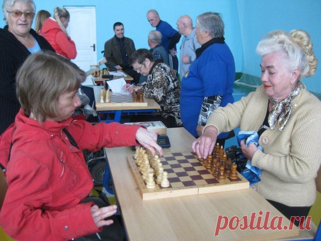 Игра в шахматы: в каком возрасте мозг работает лучше всего
Пик производительности мозга, по-видимому, приходится на 30-35 лет, считают французские ученые. Об этом говорит изменение с возрастом результатов игры в шахматы. По мнению исследователей, эта игра — хороший пример когнитивной задачи, которая требует в большей степени опыта и навыков, а не скорости и внимательности.