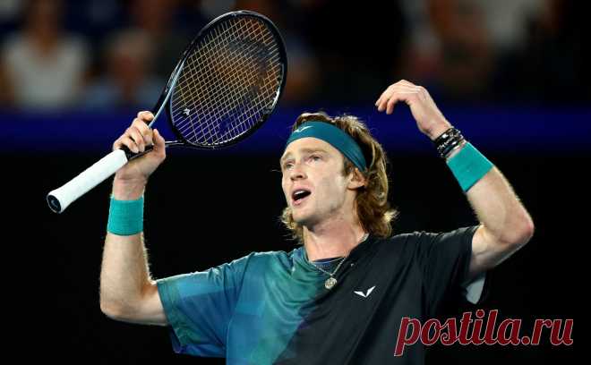 «Не хватило сил». Причины поражения Рублева в 1/4 финала Australian Open. Андрей Рублев уступил Яннику Синнеру и не вышел в полуфинал Australian Open. Россиянин в 10-й раз в карьере не смог выиграть в 1/4 финала на турнирах «Большого шлема». Что говорят о поражении Рублева — в подборке «РБК Спорт»