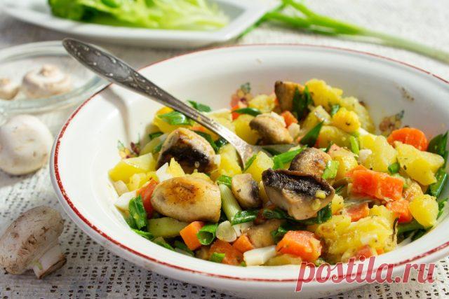 Картофельный салат с грибами и соусом винегрет — Ботаничка