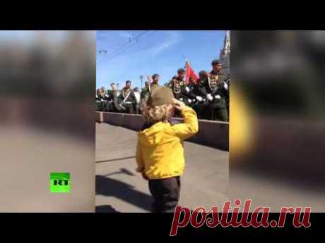 Маленький генерал: на репетиции парада Победы в Москве военные ответили на приветствие юного зрителя