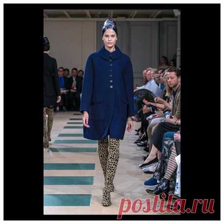 ALAÏA Haute Couture A/W 2017 wool broadcloth coat, and knit jacquard thigh boots made by Salvatore Ferragamo, hair by Julien d'Ys and make up by Pat McGrath.@ferragamo
#azzedinealaiaofficial#azzedinealaia#alaiacouture