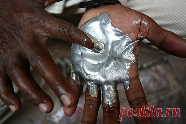 Как развести серебрянку 

Порошок серебрянка имеет характерный металлический цвет, способный защитить поверхность от какого-либо воздействия любого атмосферного явления. Если требуется окрасить радиатор или печь, то лучше воспользоваться термостойкой серебрянкой. Чтобы использовать такую краску, нужно предварительно узнать, как развести серебрянку. 
Секреты высокой популярности 

Порошок серебрянки 

Защитные и декоративные свойства вот основные причины широкой распростран...