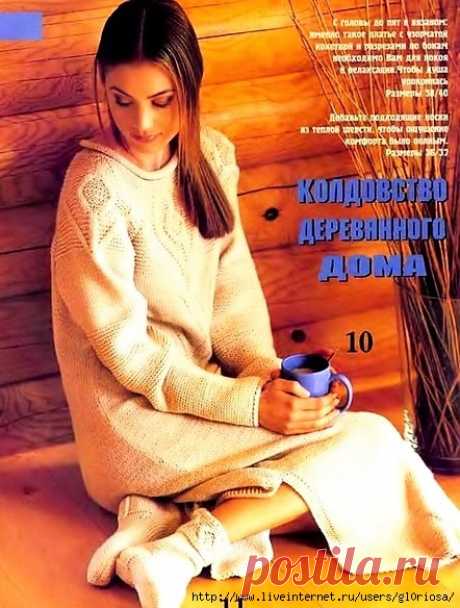 Светлое платье с узорчатой кокеткой и боковыми разрезами