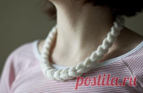 Интересный метод вязания косички без провязывания перекрещенных петель - Домоводство - медиаплатформа МирТесен Бижутерия из трикотажа – модный тренд. Воздушные вязаные украшения согреют в прохладную погоду и составят великолепный ансамбль с любимым свитером. Сегодня мы приглашаем принять участие в создании украшения на шею – сплести нежную косичку-бусы своими руками. Такая косичка может стать украшением...