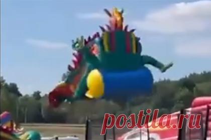 В Белоруссии людей разметало по сторонам из-за взлетевших батутов. Пять человек, двое из которых — дети, пострадали на празднике ГАИ в Белоруссии. Сильный ветер поднял в небо несколько надувных батутов в агрогородке Александрия Могилевской области. Вероятно, ЧП произошло из-за неправильной установки аттракционов. Врачи оценивают состояние пострадавших как удовлетворительное.