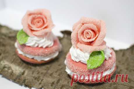 Пирожное " Мечта"! -- песочная основа с взбитыми сливками и декором из шоколада!