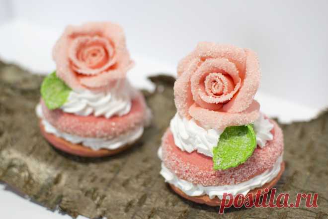 Пирожное " Мечта"! -- песочная основа с взбитыми сливками и декором из шоколада!