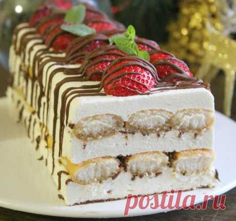 Десерт "Рождественский", без выпечки

Сложность приготовления: простая.

Ингредиенты:
Печенье (савоярди) — 12 шт.
Маскарпоне (комнатной температуры) — 250 г.
Творог (комнатной температуры, пастообразный, брала Домик в деревне жирностью 0.1%) — 180 г.
.Кофе натуральный (сваренный кофе со сгущеным молоком по вкусу) — 100 мл.
Клубника — 6 шт.
Шоколад молочный (брала кувертюр) — 50 г.
Сливки (жирные) — 200 мл.
Молоко (прохладное) — 100 мл.
Желатин (в порошке) — 15 г.
Стружка ш...