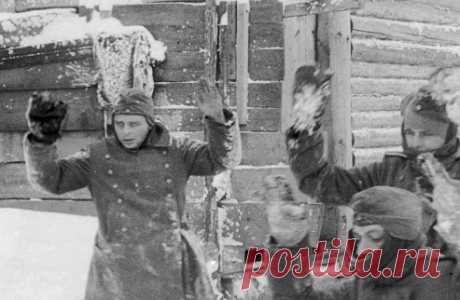 Почему красноармейцы не брали в плен немцев с татуировками на под мышке Традиция немецких военных татуировок восходит к франко-прусской войне. Тогда солдаты изображали на плечах улыбающуюся девушку с пивной кружкой, которую называли «милой Анхен» или солдата с курительной трубкой в зубах, известного как «капрал Фриц». Популярными были эмблемы полка или название родного населенного пункта. Эта мода пришла от моряков торгового флота и в Первую мировую татуировки были уделом ...