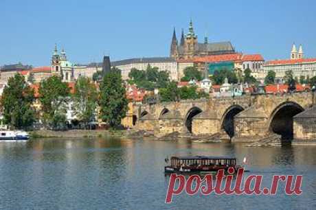 Prague : Malá Strana, Vltava Puškvorec ( boat ) | Flickr - Photo Sharing!