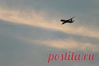 Российские власти инициируют протест после инцидента с самолетом НАТО. Российские авиационные власти намерены инициировать протест после изменения пассажирским самолетом курса над Черным морем из-за воздушного судна НАТО. Направление протеста будет инициировано по дипломатическим каналам. Как подчеркнула собеседник агентства, полеты военных самолетов без радиосвязи несут риски.