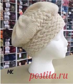 КАК СВЯЗАТЬ
Берет королевские жгуты
Теплый берет спицами для женщин, выполненный из шерсти мерино средней толщины. Вязание берета начинается с нижней планки, полностью связанной узором плетенка. Далее выполняется вязание основной детали по кругу, при этом основная часть берета связана лицевой гладью. Описание модели рассчитано для одного размера.
Размеры
Окружность берета: 50-52 см
Показать полностью…