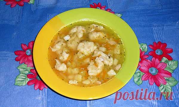 Суп с клёцками | На пробу!
Ингредиенты:

Мясной бульон — 2 л (мясо из бульона)
Картофель — 2 шт.
Сладкий перец — 1 шт.
Лук — 1 шт.
Морковь — 1 шт.
Лавровый лист
Растительное масло
Соль
Перец горошком — 5-6 шт.
клецки:

Яйцо — 1шт.
Молоко — 50 мл
Мука (около 5 столовых ложек с верхом)