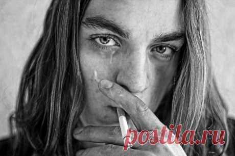Соль, которая убивает: друг сдал мефедронщиков в полицию, чтобы защитить детей
Эта история произошла совсем недавно. В её фабуле — действие самого популярного в мире наркотика — «соли» и моральная дилемма: сдать или нет? Они начинали с марихуаны, но финишировали мефедроном Они начинали с марихуаны, но финишировали мефедроном Почему она, являясь матерью двоих детей, позволила мужу подсадить себя на мефедрон и издеваться над детьми? Почему не […]
Читай дальше на сайте. Жми подробнее ➡