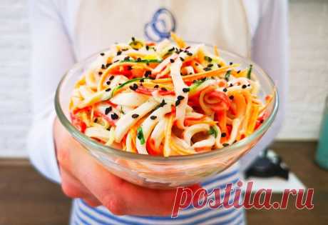 Он такой вкусный, что хочется есть его снова и снова: беру крабовые палочки, кальмары и готовлю салат «Кани сарада» - просто, быстро, вкусно Очень вкусный салат получается! Легкий, простой и готовится быстро! Один из моих любимых салатов с крабовыми палочками! Я делаю его и на праздничный стол и просто, когда хочется вкусного салата!
