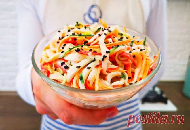 Он такой вкусный, что хочется есть его снова и снова: беру крабовые палочки, кальмары и готовлю салат «Кани сарада» - просто, быстро, вкусно Очень вкусный салат получается! Легкий, простой и готовится быстро! Один из моих любимых салатов с крабовыми палочками! Я делаю его и на праздничный стол и просто, когда хочется вкусного салата!