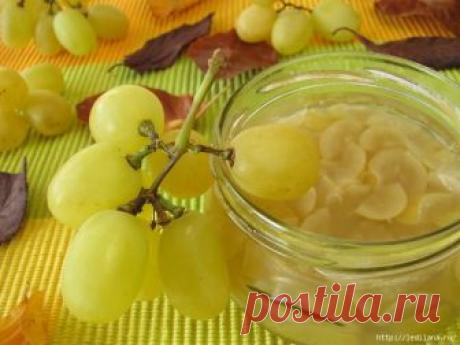 ВАРЕНЬЕ ИЗ ВИНОГРАДА: РЕЦЕПТ 5-МИНУТКА | виноград 1 кг; сахар 200 гр; вода  1,5 л. | Ягоды винограда промой под водой. Смешай в кастрюле воду и сахар и ставь эту массу на медленный огонь, помешивай до полного растворения сахара. В сахарный сироп выложи виноград, прогрей на медленном огне в течение 5 минут. Затем увеличить огонь и варить/томить варенье еще 5 минут, не доводя до кипения. Сними с огня, разложи горячее варенье по стерилизованным банкам и закрываем.