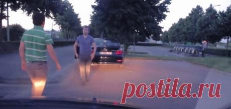 Этот водитель вышел из машины, приготовившись к драке… Но такой развязки он точно не ожидал!