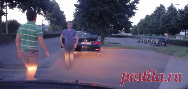 Этот водитель вышел из машины, приготовившись к драке… Но такой развязки он точно не ожидал!