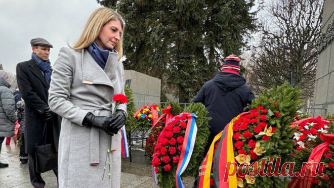 Дипломаты ряда западных стран почтили память блокадников Ленинграда. Послы Германии, Великобритании и замглавы посольства США в России Стефани Холмс возложили цветы на петербургском Пискаревском мемориальном кладбище в честь 80-летия снятия блокады Ленинграда. Об этом сообщает пресс-служба американской ...