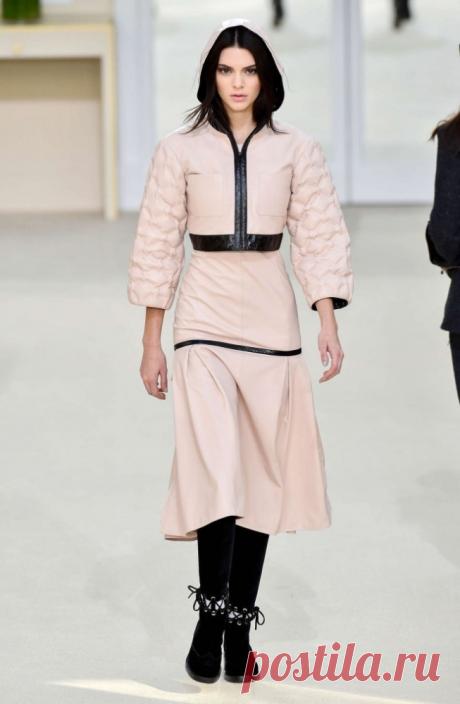 Воздушная Кендалл Дженнер (Kendall Jenner) на Chanel Fashion Show 2016 в Париже
