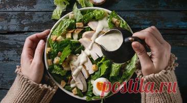 10 рецептов соуса для салата «Цезарь» — читать на Gastronom.ru Заправка для салата — обязательная составляющая, без которой блюдо вряд ли порадует даже самого непривередливого едока. Сегодня поговорим о соусе, который знаменит на весь мир, предложим варианты его приготовления, расскажем о тонкостях. Итак, соус д - статья на кулинарном сайте Gastronom.ru