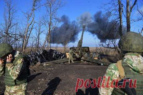 На Украине рассказали о новой тактике ВС России. Украинские военные, вышедшие из Авдеевки, рассказали изданию «Страна», как теперь воюют Вооруженные силы Российской Федерации (ВС РФ), используя артобстрелы, управляемые авиабомбы КАБ, большое количество FPV-дронов и фланговые атаки пехоты с выискиванием слабых мест опорных пунктов.