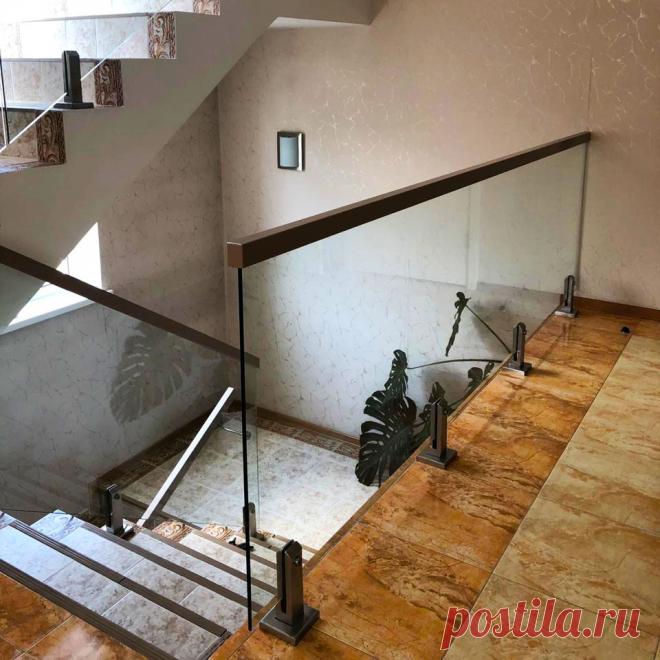 Стеклянные перила на стойках
